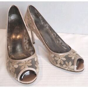 Adrianna Papell Gold Daisy Stitch Peep Toe Heels Size 8 NEW